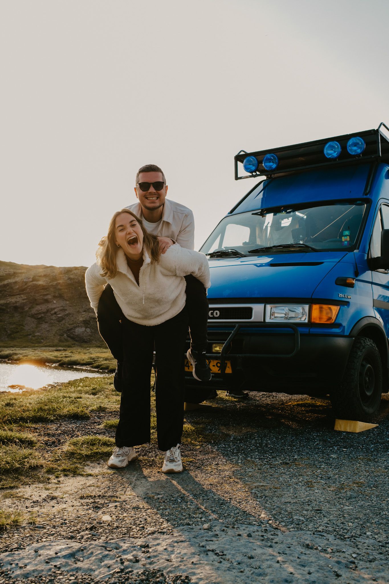 Jordi & Melissa bij de bus
